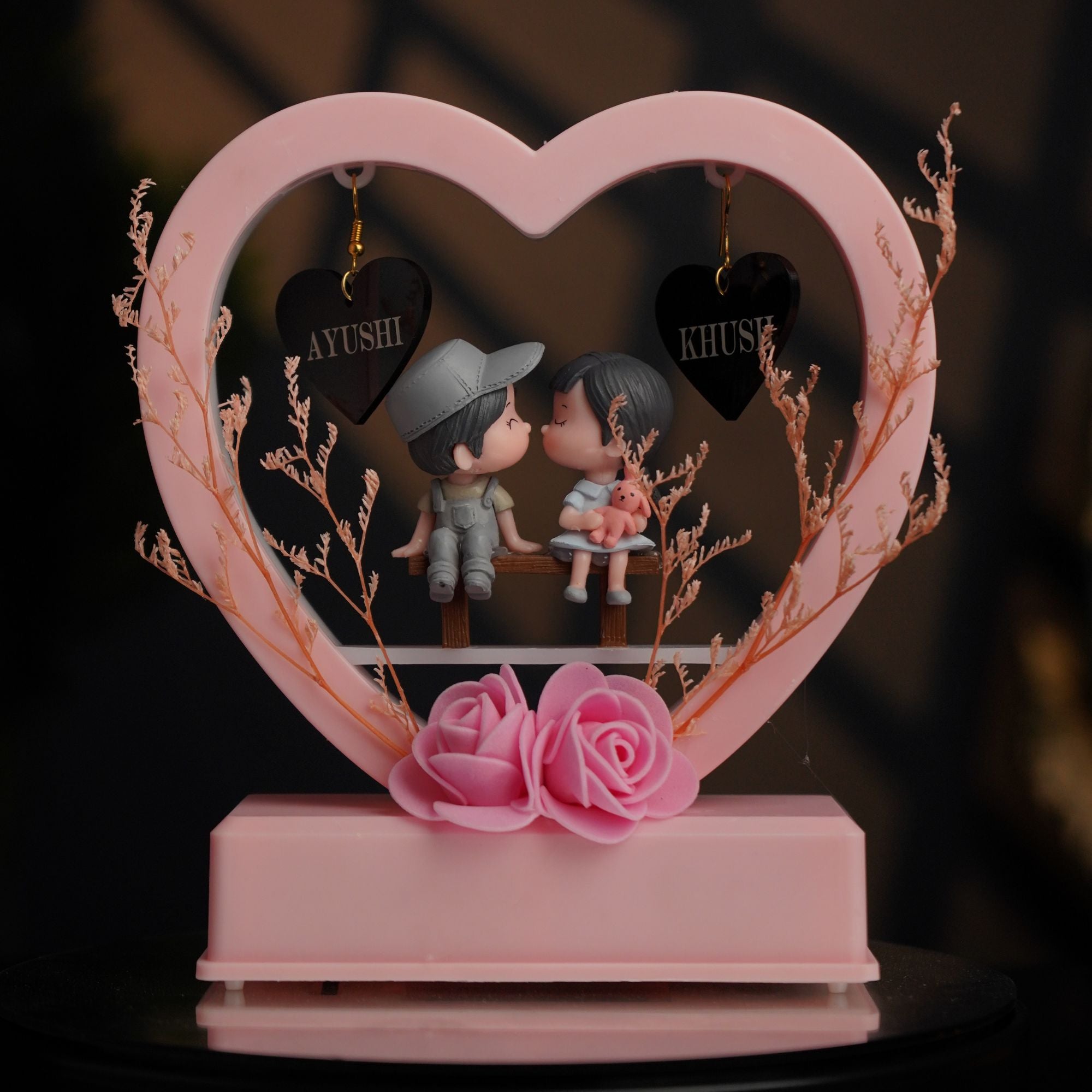 Shayona Gift Shop-Personalized Heart-Shaped LED Night Light with Couple Figurines – Custom Name Heart Charms, Warm Glow Desktop Lamp, Romantic Anniversary or Valentine's Day Gift
